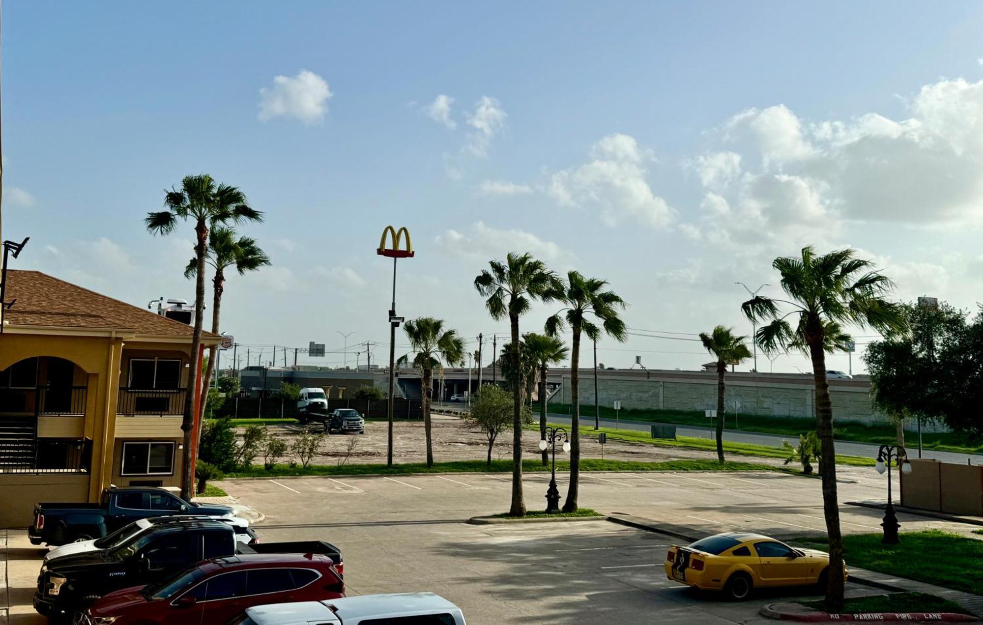 Texas Inn And Suites City Center At University Dr. Edinburg Exterior photo