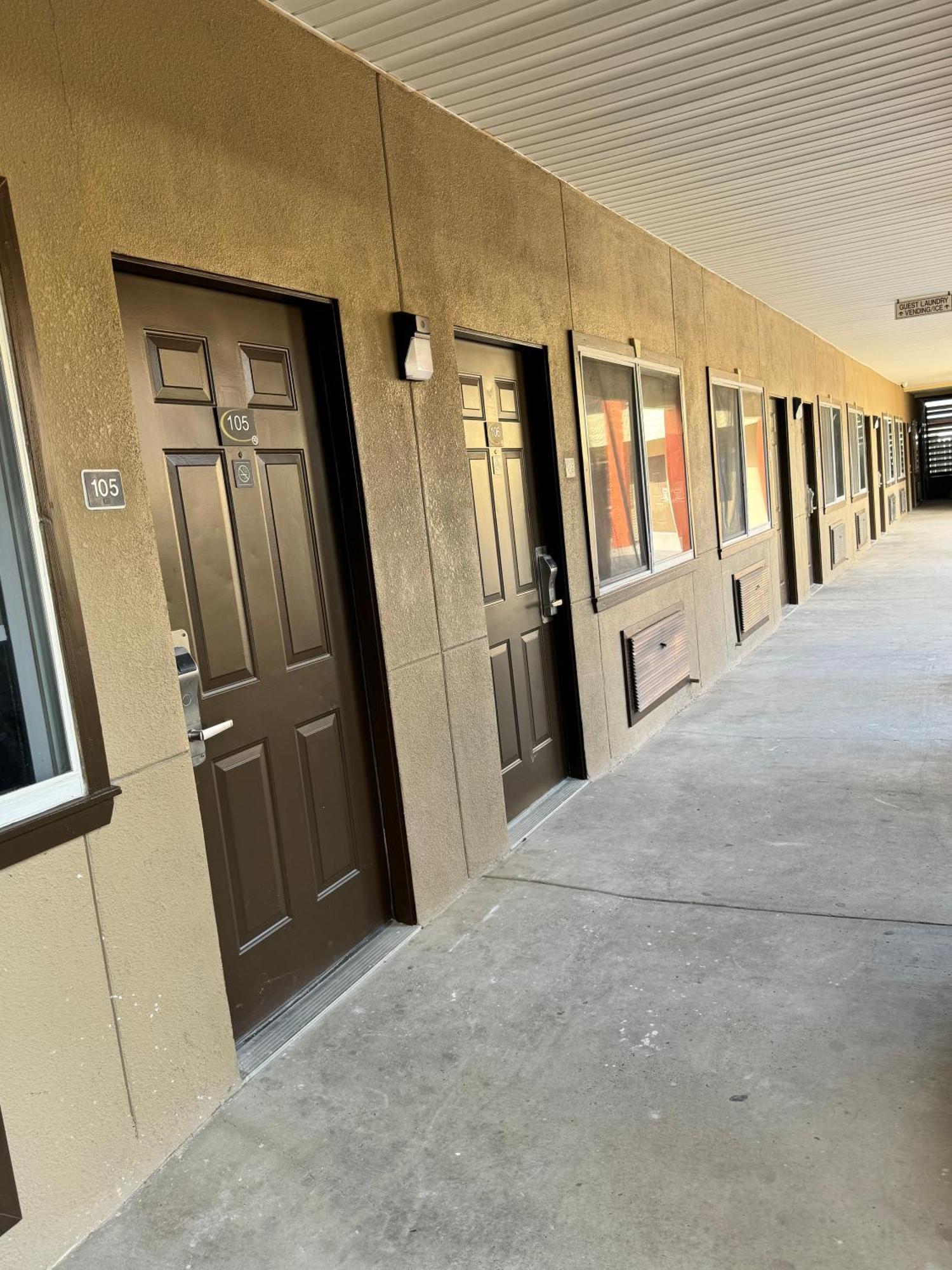 Texas Inn And Suites City Center At University Dr. Edinburg Exterior photo