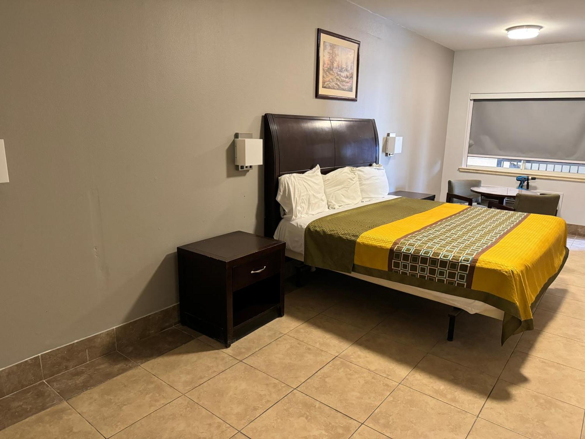 Texas Inn And Suites City Center At University Dr. Edinburg Exterior photo