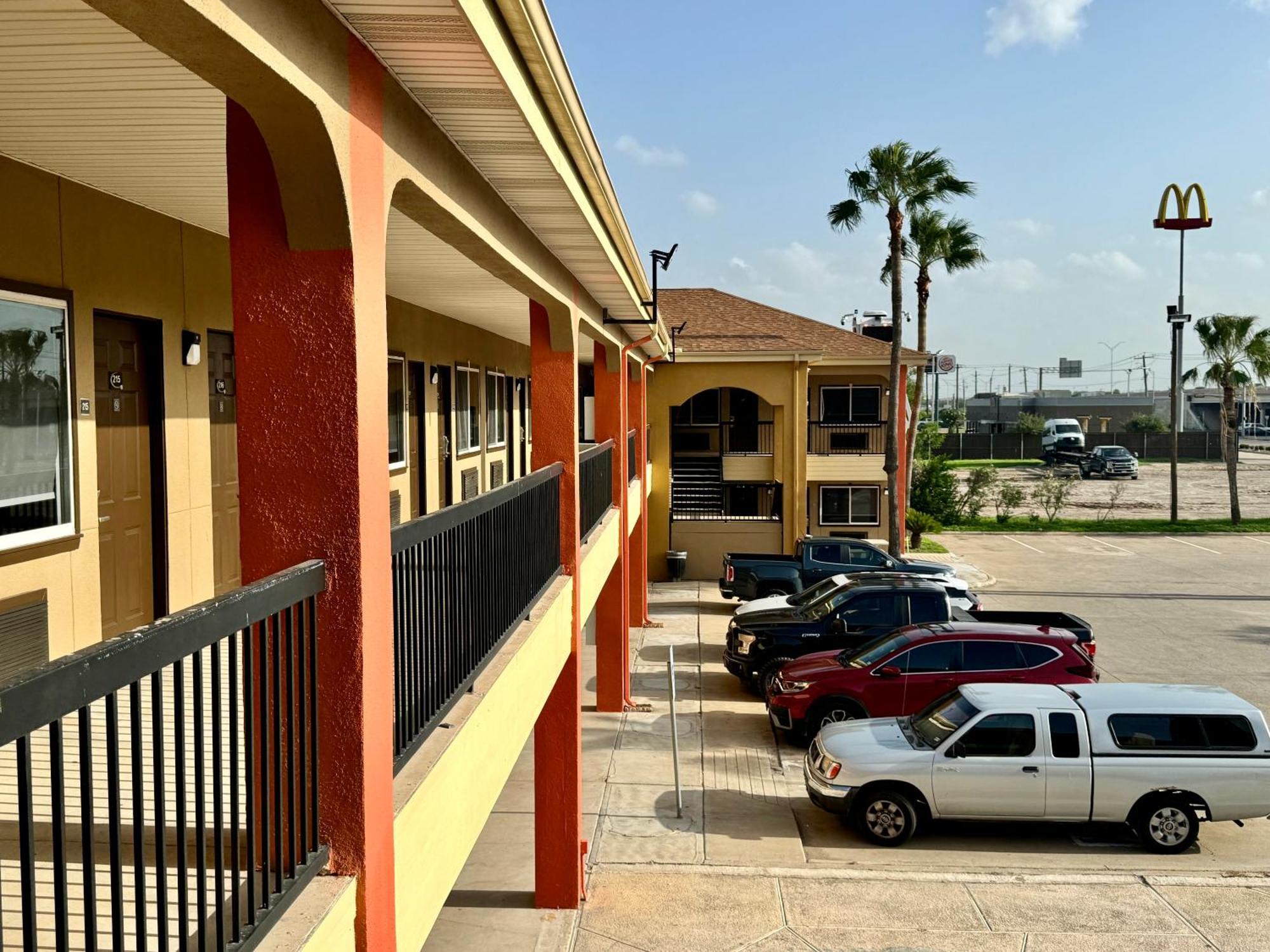 Texas Inn And Suites City Center At University Dr. Edinburg Exterior photo