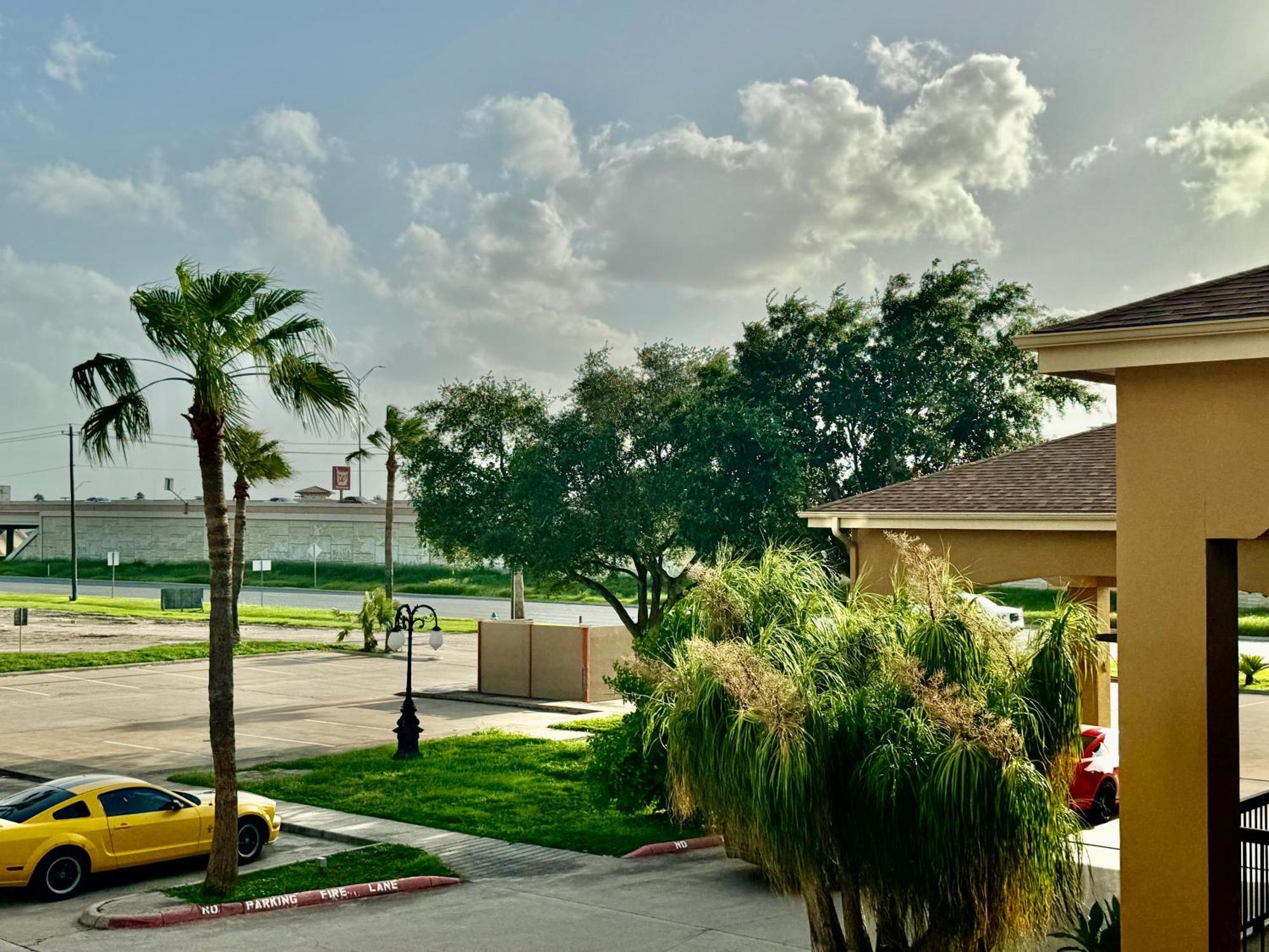 Texas Inn And Suites City Center At University Dr. Edinburg Exterior photo