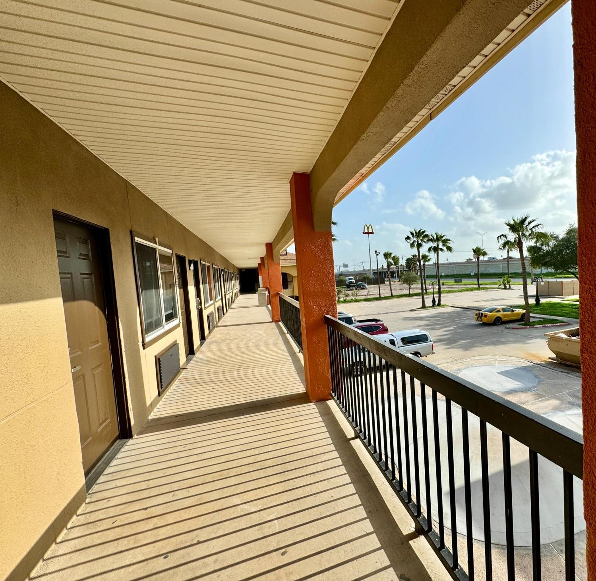 Texas Inn And Suites City Center At University Dr. Edinburg Exterior photo