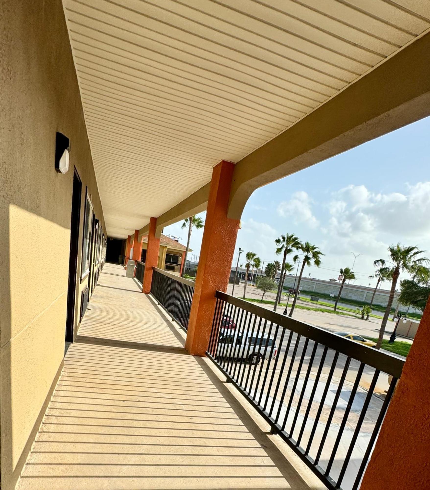 Texas Inn And Suites City Center At University Dr. Edinburg Exterior photo