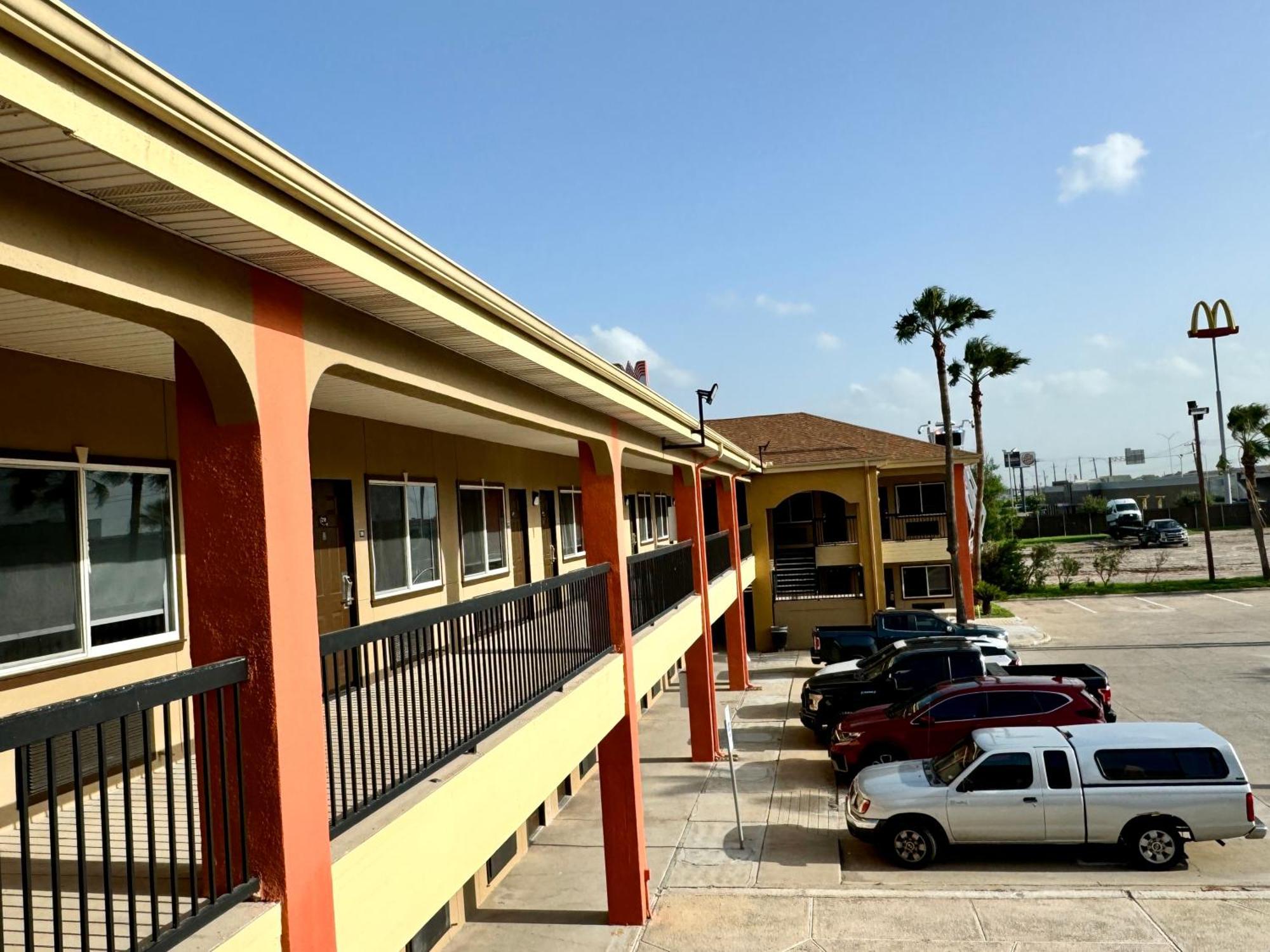 Texas Inn And Suites City Center At University Dr. Edinburg Exterior photo