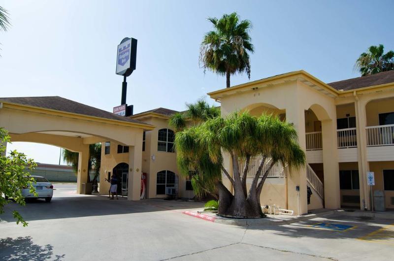 Texas Inn And Suites City Center At University Dr. Edinburg Exterior photo