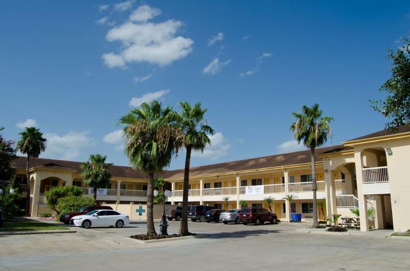Texas Inn And Suites City Center At University Dr. Edinburg Exterior photo