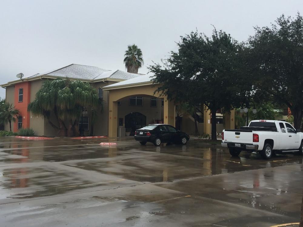 Texas Inn And Suites City Center At University Dr. Edinburg Exterior photo